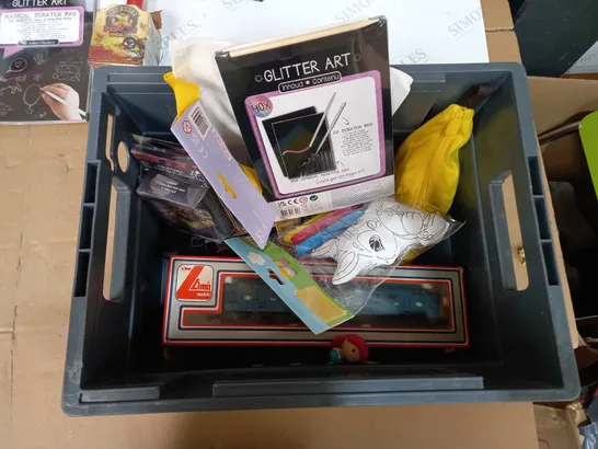 BOX OF APPROX 20 ASSORTED TOYS TO INCLUDE - STAR WARS ACTION FIGURE, GLITTER ART BOOKLETS, GARGAS MOTORBIKE