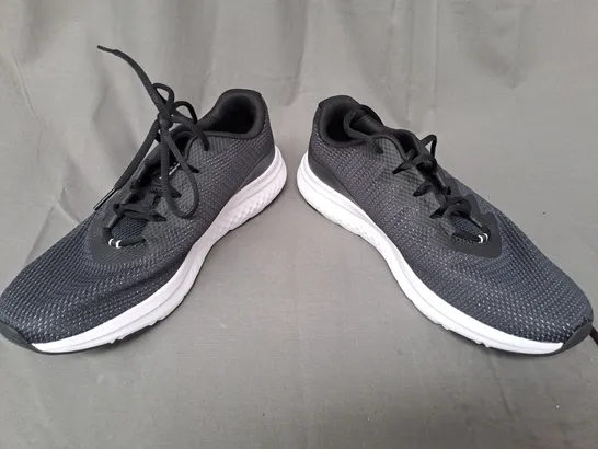 PAIR OF UNDER ARMOUR CHARGED IMPULSE SHOES IN BLACK UK SIZE 8.5