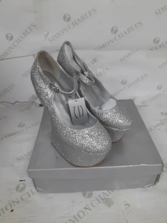 BOXED PAIR OF CASANDRA PLATFORM STRAP SHOE IN SILVER GLITTER SIZE 4
