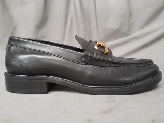 BOXED PAIR OF TOPSHOP LOAFERS IN BLACK W. GOLD EFFECT CHAIN SIZE 6