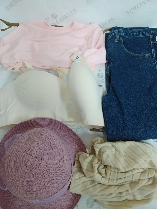 BOX OF APPROXIMATELY 22 ASSORTED CLOTHING ITEMS TO INCLUDE - HAT , JEANS , TOP ETC