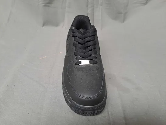 PAIR OF NIKE AIR FORCE 1 SHOES IN BLACK UK SIZE 7