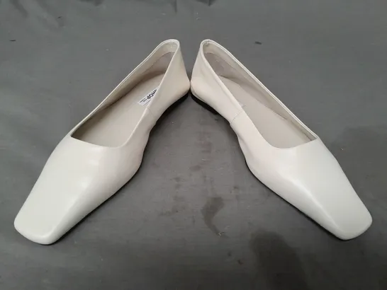 BOXED PAIR OF TOPSHOP SQUARED TOE BALLET FLATS IN OFF-WHITE EU SIZE 39