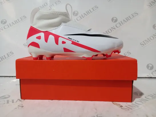 BOXED PAIR OF NIKE KIDS ZOOM SUPERFLY 9 ACAD FOOTBALL BOOTS IN WHITE/RED UK SIZE 3