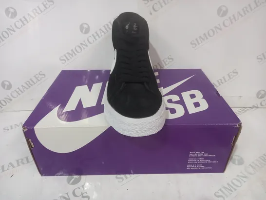 BOXED PAIR OF NIKE SB ZOOM BLAZER MID SHOES IN BLACK/WHITE UK SIZE 5.5