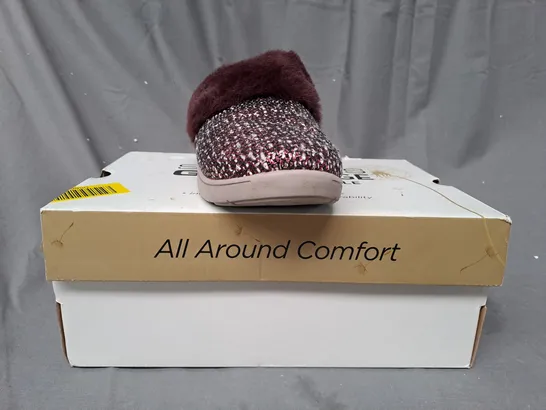 BOXED PAIR OF SKECHERS ARCH SLIPPERS IN BURGUNDY UK SIZE 6