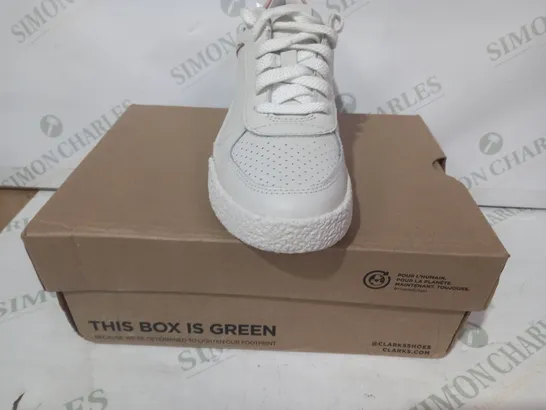 BOXED PAIR OF CLARKS CRAFTCUP RUN TRAINERS IN WHITE/BLUSH UK SIZE 5