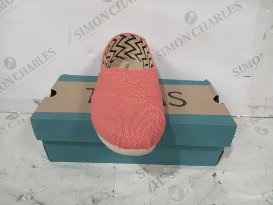 BOXED PAIR OF TOMS HERITAGE CANVAS SLIP-ON SHOES IN PEACH UK SIZE 7