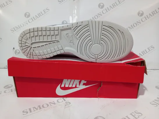 BOXED PAIR OF NIKE DUNK LOW TRAINERS IN WHITE/GREY UK SIZE 7.5