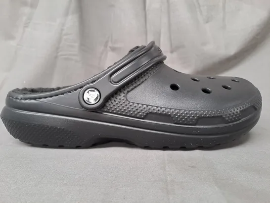 PAIR OF CROCS CLASSIC LINED CLOGS IN BLACK UK SIZE M8/W9