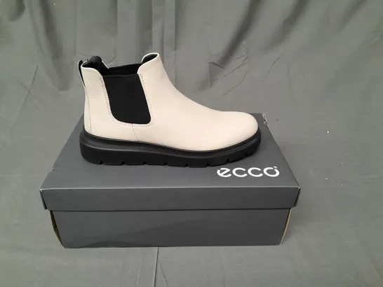 BOXED PAIR OF ECCO ANKLE BOOTS IN STONE SIZE EU 39