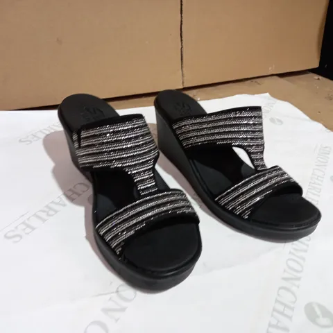 BOXED PAIR OF SKECHERS RUMBLE ON BLING GAL RHINESTONE SLIDE WEDGE SANDAL BLACK/SILVER - SIZE 6