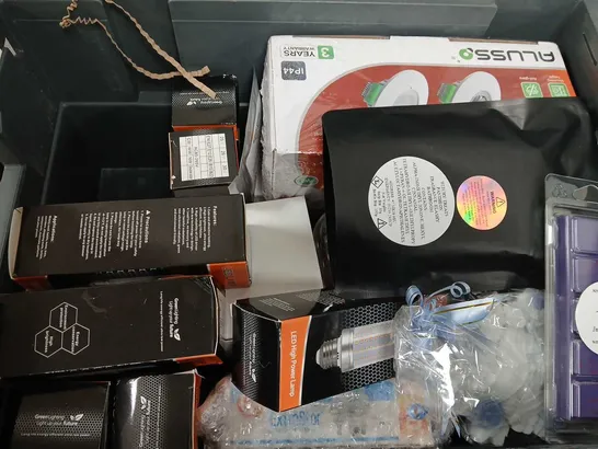 BOX OF APPROXIMATELY 12 ASSORTED ITEMS TO INCLUDE - LED LAMP , LUXURY CANDLE ETC