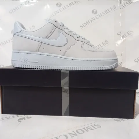 BOXED PAIR OF NIKE AIR FORCE 1 '07 PRM SHOES IN BLUE TINT UK SIZE 8