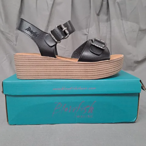 BOXED PAIR OF BLOWFISH MALIBU PLATFORM OPEN TOE SANDALS IN BLACK UK SIZE 6