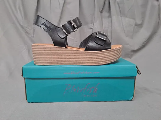 BOXED PAIR OF BLOWFISH MALIBU PLATFORM OPEN TOE SANDALS IN BLACK UK SIZE 6