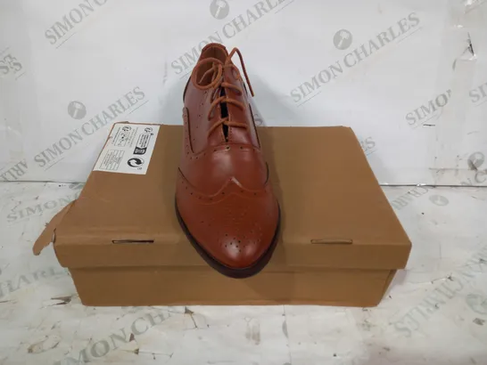 BOXED PAIR OF DESIGNER LEATHER LACE UP SHOES IN BROWN EU SIZE 42