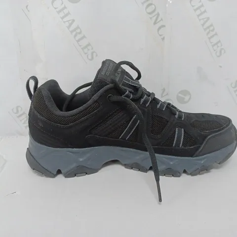 BOXED PAIR OF SKECHERS MEN'S CROSSBAR OUTDOOR SHOE TRAINERS IN BLACK SIZE 7