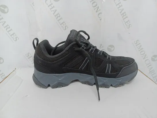 BOXED PAIR OF SKECHERS MEN'S CROSSBAR OUTDOOR SHOE TRAINERS IN BLACK SIZE 7