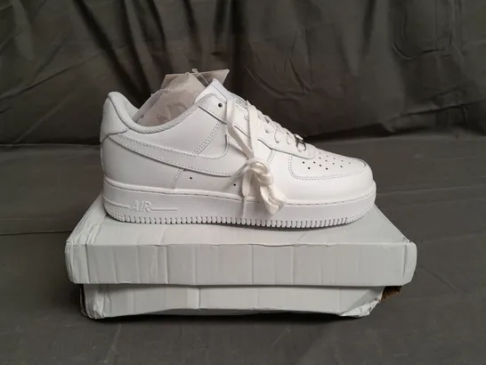 BOXED PAIR OF NIKE AIR FORCE 1 '07 WHITE TRAINERS SIZE UK 7