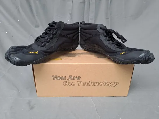 BOXED PAIR OF VIBRAM FIVEFINGERS V-TREK SHOES IN BLACK EU SIZE 44