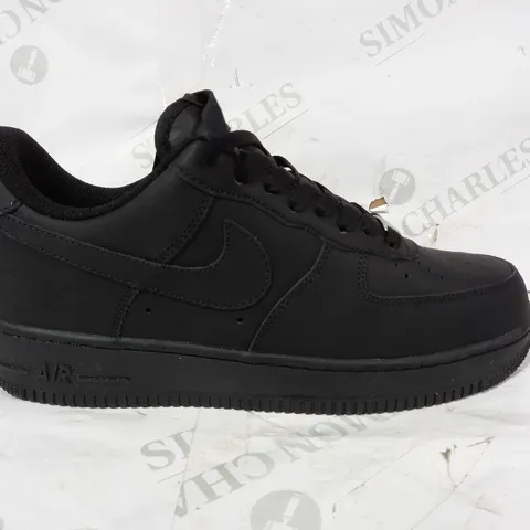 BOXED PAIR OF NIKE AIR FORCE 1 SHOES IN BLACK UK SIZE 7.5