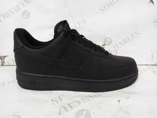 BOXED PAIR OF NIKE AIR FORCE 1 SHOES IN BLACK UK SIZE 7.5