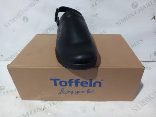 BOXED PAIR OF TOFFELN ULTRALITE CLOG SLIP ON SHOES IN BLACK UK SIZE 9