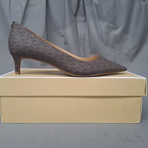 BOXED PAIR OF MICHAEL KORS HEELED KITTEN PUMPS IN BROWN EU SIZE 39