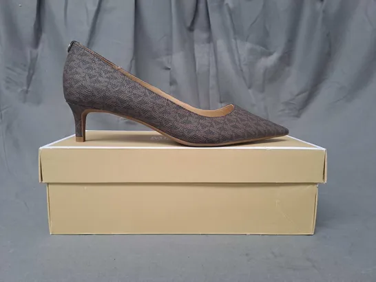 BOXED PAIR OF MICHAEL KORS HEELED KITTEN PUMPS IN BROWN EU SIZE 39