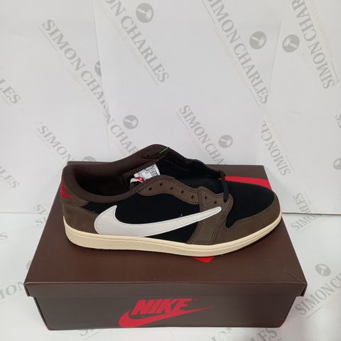 BOXED PAIR OF NIKE BROWN/BLACK/WHITE TRAINERS SIZE 10