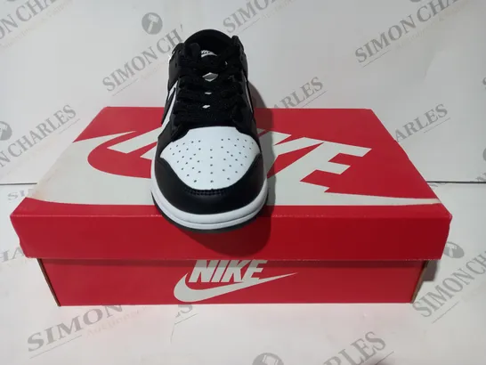 BOXED PAIR OF NIKE DUNK LOW RETRO TRAINERS IN BLACK/WHITE UK SIZE 4