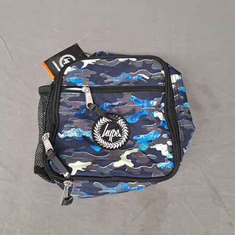 HYPE BOYS OUTLINE DRIP CAMO LUNCHBOX IN NAVY ONE SIZE