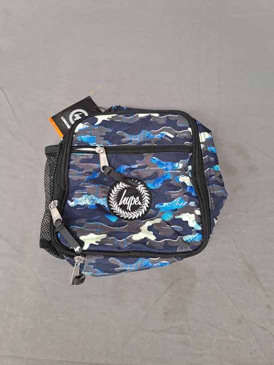 HYPE BOYS OUTLINE DRIP CAMO LUNCHBOX IN NAVY ONE SIZE