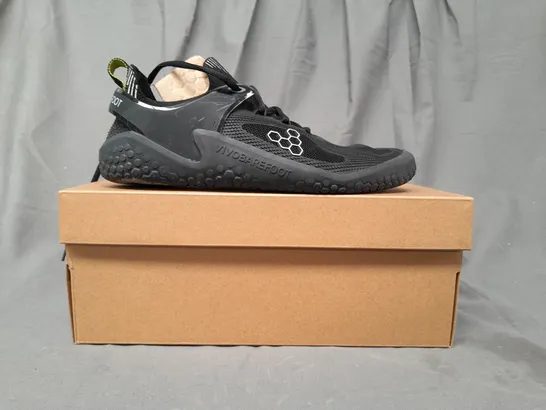 BOXED PAIR OF VIVOBAREFOOT MOTUS STRENGTH SHOES IN BLACK UK SIZE 7