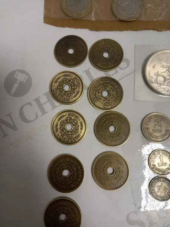 LOT TO CONTAIN APPROX. 32 COMMERATIVE, HISTORIC & COLLECTORS COINS. DESIGNS AND NATIONAL CURRENCIES VARY