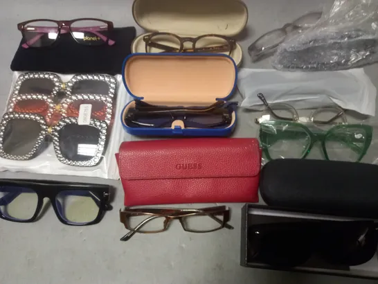 LOT OF APPROXIMATELY 25 ASSORTED PAIRS OF GLASSES AND CASES