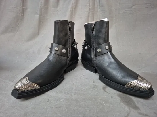 BOXED PAIR OF KOI SOULRENDER MEN'S HARDWARE COWBOY BOOTS IN BLACK/ANTIQUE SILVER UK SIZE 8