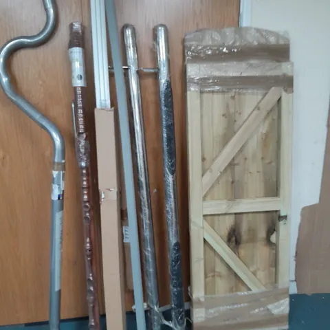 LOT OF 8 ASSORTED ITEMS TO INCLUDE WOODEN GATE, CURTAIN POLE, SUPPORT BAR AND GREY BLIND FABRIC