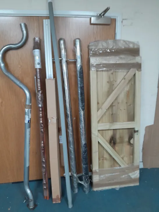 LOT OF 8 ASSORTED ITEMS TO INCLUDE WOODEN GATE, CURTAIN POLE, SUPPORT BAR AND GREY BLIND FABRIC