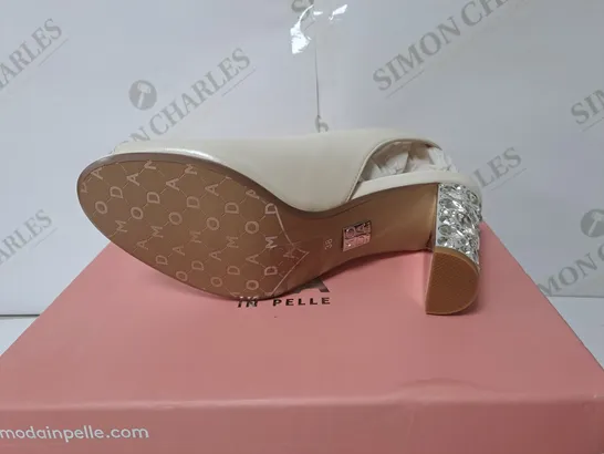 BOXED PAIR OF MODA IN PELLE MELONI IVORY LEATHER PEEP TOE JEWELLED HEEL SANDALS // SIZE: 5 UK
