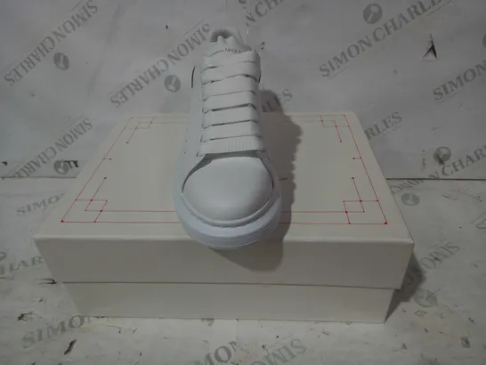 BOXED PAIR OF ALEXANDER MCQUEEN SNEAKERS IN WHITE/SILVER EU SIZE 39