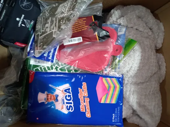 BOX OF APPROXIMATELY 20 ASSORTED HOUSEHOLD ITEMS TO INCLUDE HOT WATER BOTTLE, SUPERLIGHT MICRO NET, ETC