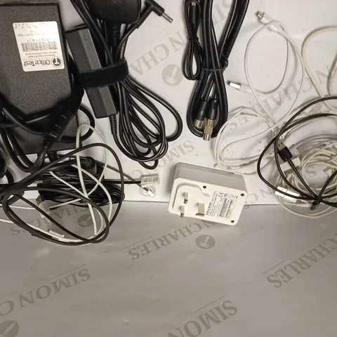 LOT OF APPROX 8 CABLES