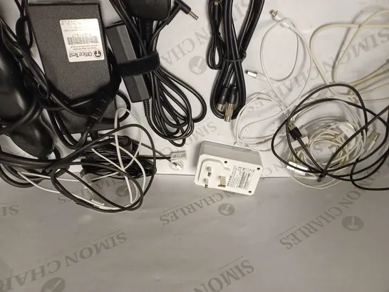 LOT OF APPROX 8 CABLES