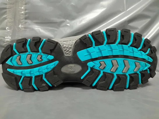 BOXED PAIR OF MOUNTAIN WAREHOUSE MCLEOD WIDE FIT WALKING SHOES IN BLACK/BLUE UK SIZE 6