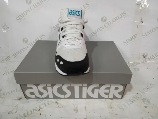 BOXED PAIR OF ASICSTIGER GEL-LYTE TRAINERS IN WHITE/BLACK UK SIZE 9