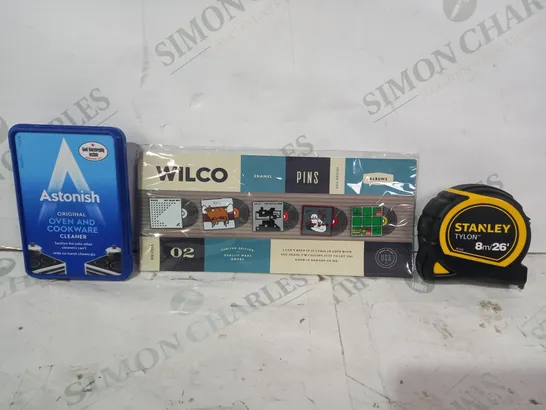 LOT OF APPROXIMATELY 15 ASSORTED HOUSEHOLD ITEMS TO INCLUDE STANLEY TAPE MEASURE, WILCO ENAMEL PIN BADGES, ASTONISH OVEN & COOKWARE CLEANER, ETC