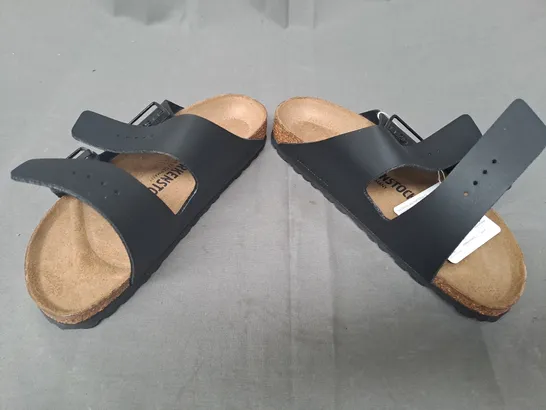 BOXED PAIR OF BIRKENSTOCK ARIZONA BS OPEN TOE SANDALS IN BLACK UK SIZE 4.5