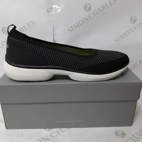 VIONIC BREATHABLE FLAT SHOE IN BLACK AND GREEN SIZE 7.5